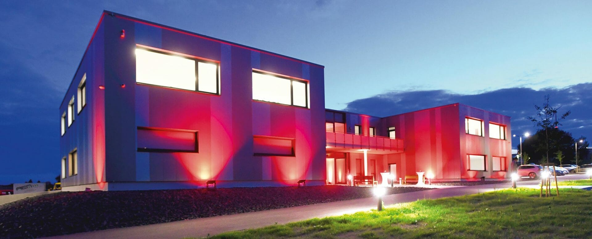 Rot beleuchtetes Firmengebäude der GVS-GROSSVERBRAUCHERSPEZIALISTEN eG in Friedewald